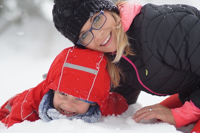dítě s matkou ve sněhu